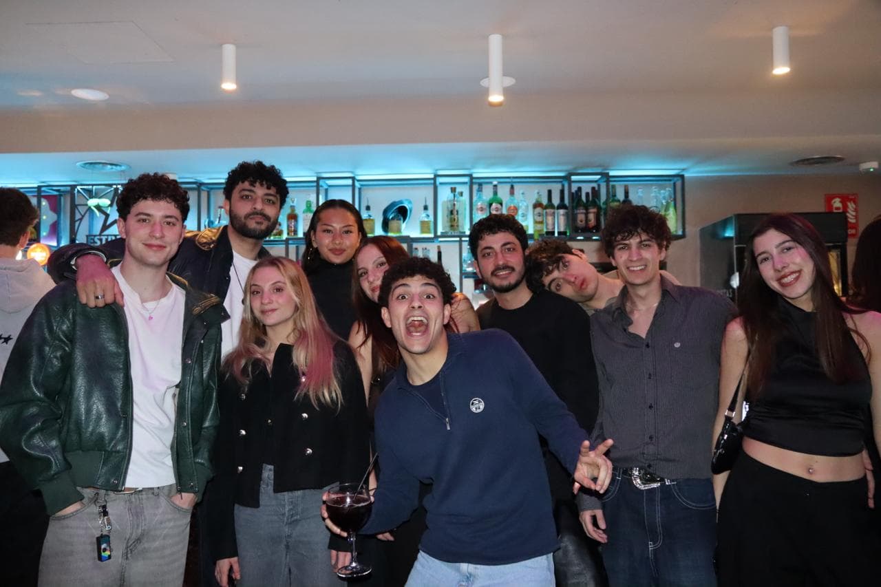 A large group of guests posing together at a Barcelona International Social event