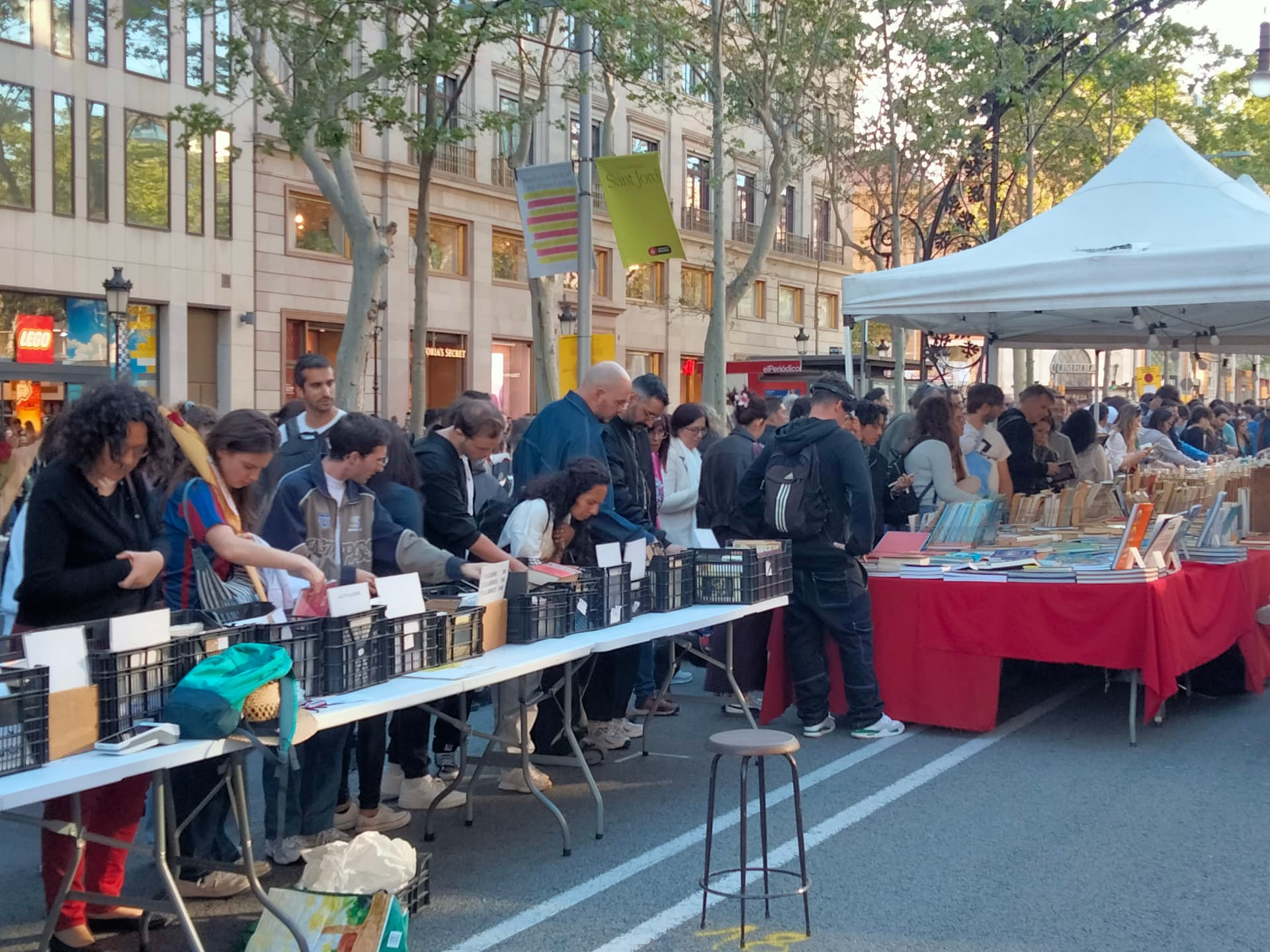 Sant Jordi in Barcelona: The Day the City Gives Out Books and Roses (and the Dragon Hiding on Passeig de Gràcia)